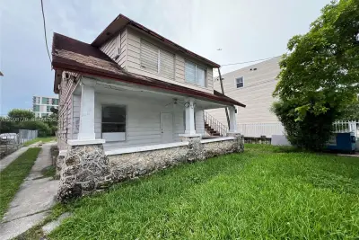 430 SW 3rd St #1, Miami: photo 1 of 9