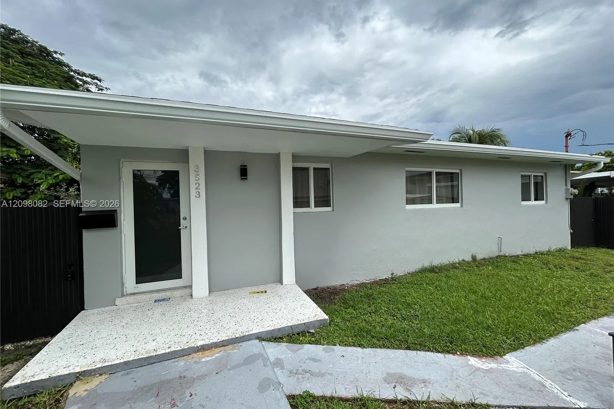 3521 SW 3rd St #3523, Miami: photo 1 of 20