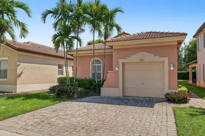 983 NE 37th Pl, Homestead: photo 1 of 31
