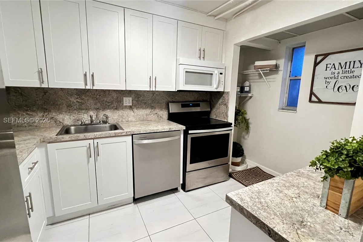 8060 Fairview Dr #101, Tamarac: photo 1 of 29