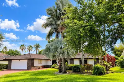 19265 E Saint Andrews Dr, Hialeah: photo 1 of 49