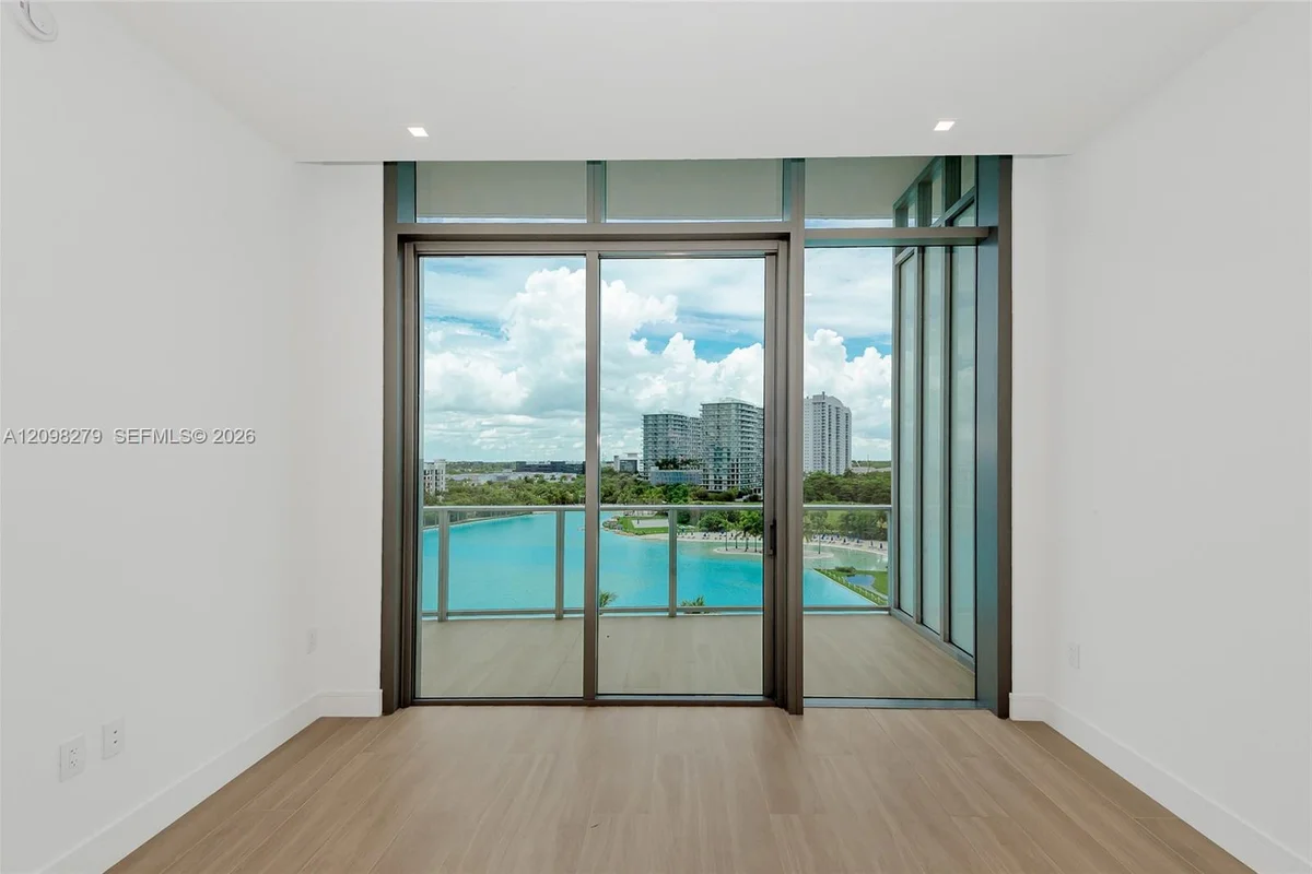 2411 Laguna Cir #610, North Miami: photo 1 of 34