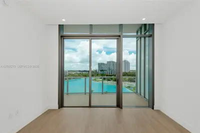 2411 Laguna Cir #610, North Miami: photo 1 of 34