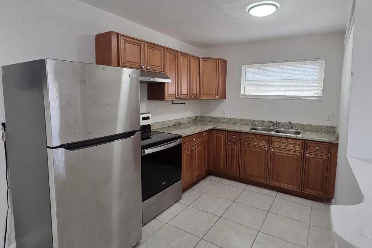 2127 NW 7th St, Fort Lauderdale: photo 1 of 10