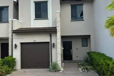 399 NE 211th Ter, Miami: photo 1 of 27