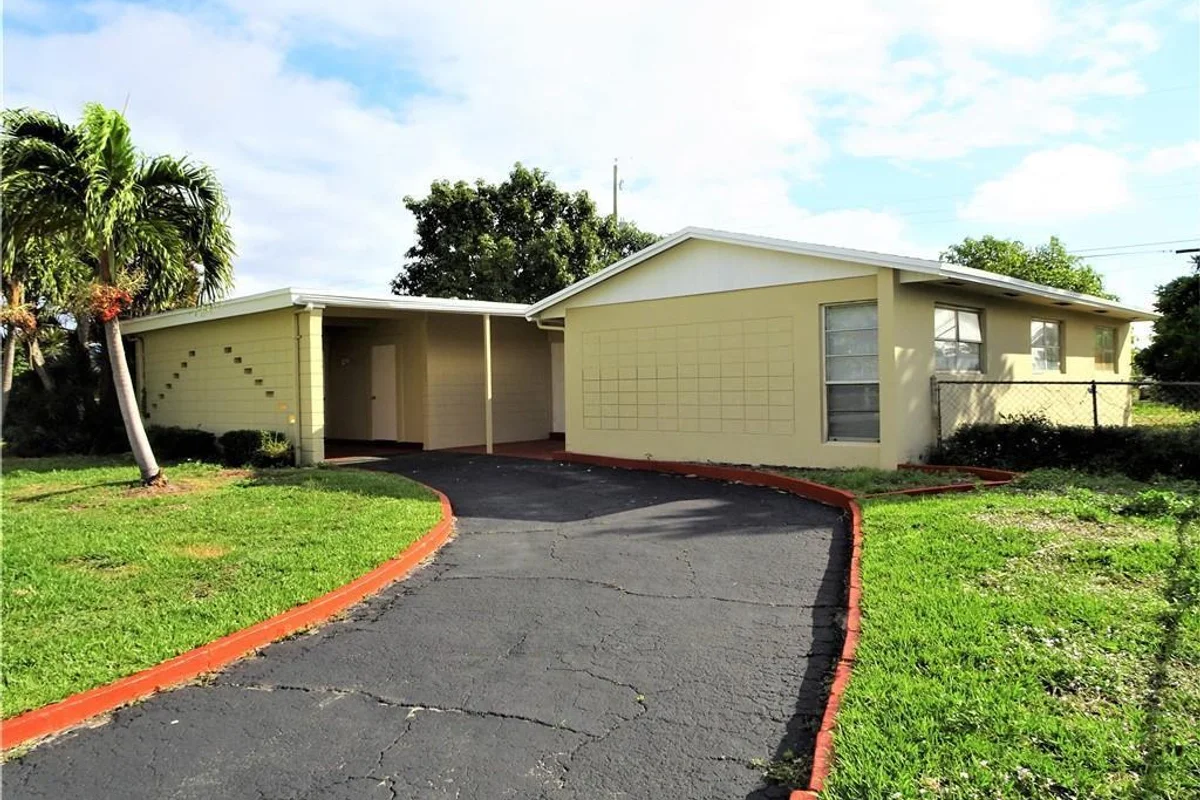 2230 Avenue H W, Riviera Beach: photo 1 of 27