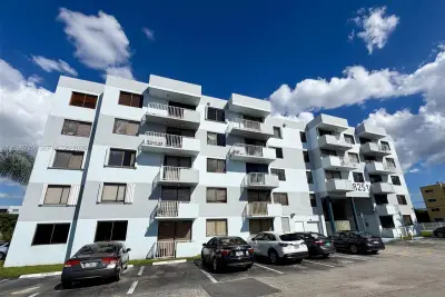 8251 NW 8th St #404, Miami: photo 1 of 33