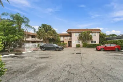241 SE 9th Ave #101, Pompano Beach: photo 1 of 22