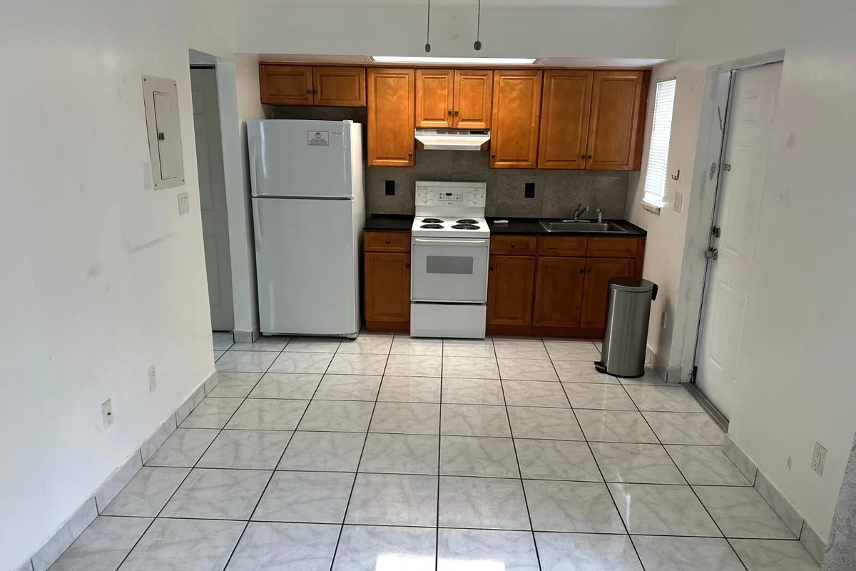 31 SW 10th St #2, Dania Beach: photo 1 of 13