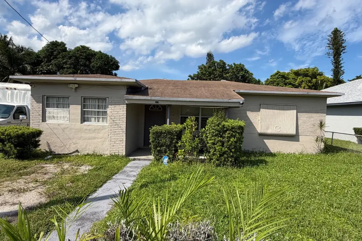 4311 SW 19th St, West Park: photo 1 of 4