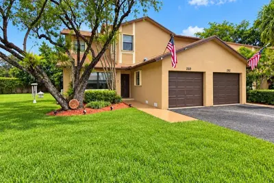 250 Lakeside Cir, Sunrise: photo 1 of 13
