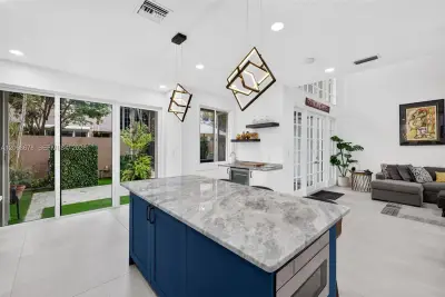 200 NE 14th Ave #6, Fort Lauderdale: photo 1 of 77