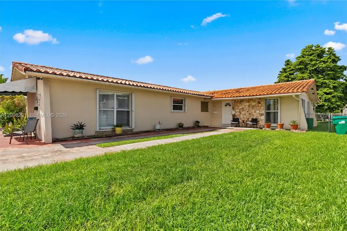 2450 SW 90th Ave, Miami: photo 1 of 52