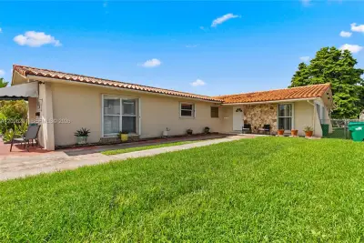 2450 SW 90th Ave, Miami: photo 1 of 52