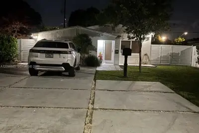 House in North Miami Beach: photo 1 of 9