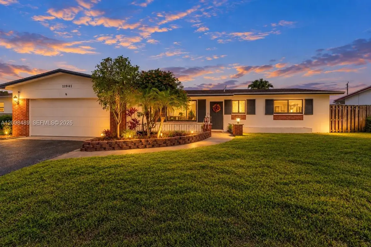 11941 NW 23rd St, Pembroke Pines: photo 1 of 19