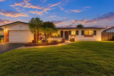 11941 NW 23rd St, Pembroke Pines: photo 1 of 19