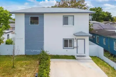 1426 NW 74th St, Miami: photo 1 of 20
