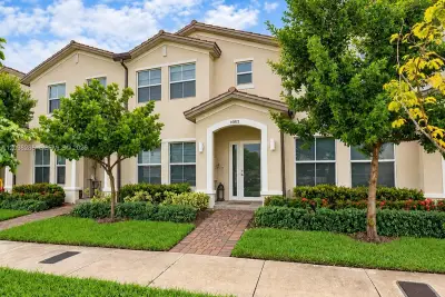 Townhouse in Homestead: photo 1 of 15