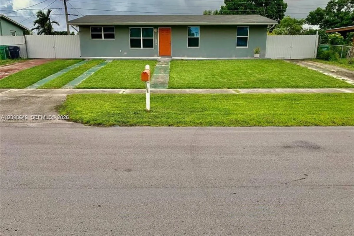 11525 SW 187th Ter, Miami: photo 1 of 10