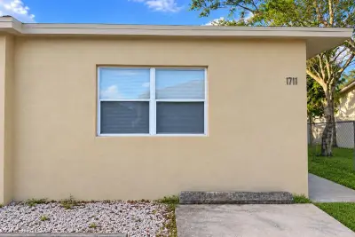 1711 NW 7th St, Fort Lauderdale: photo 1 of 16