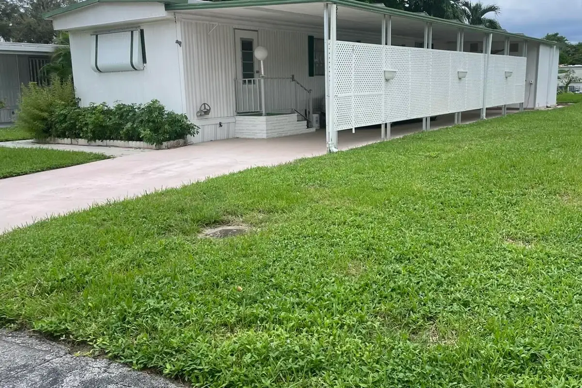 452 NW 51st St, Deerfield Beach: photo 1 of 9