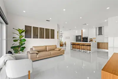 House in Miami: photo 1 of 43