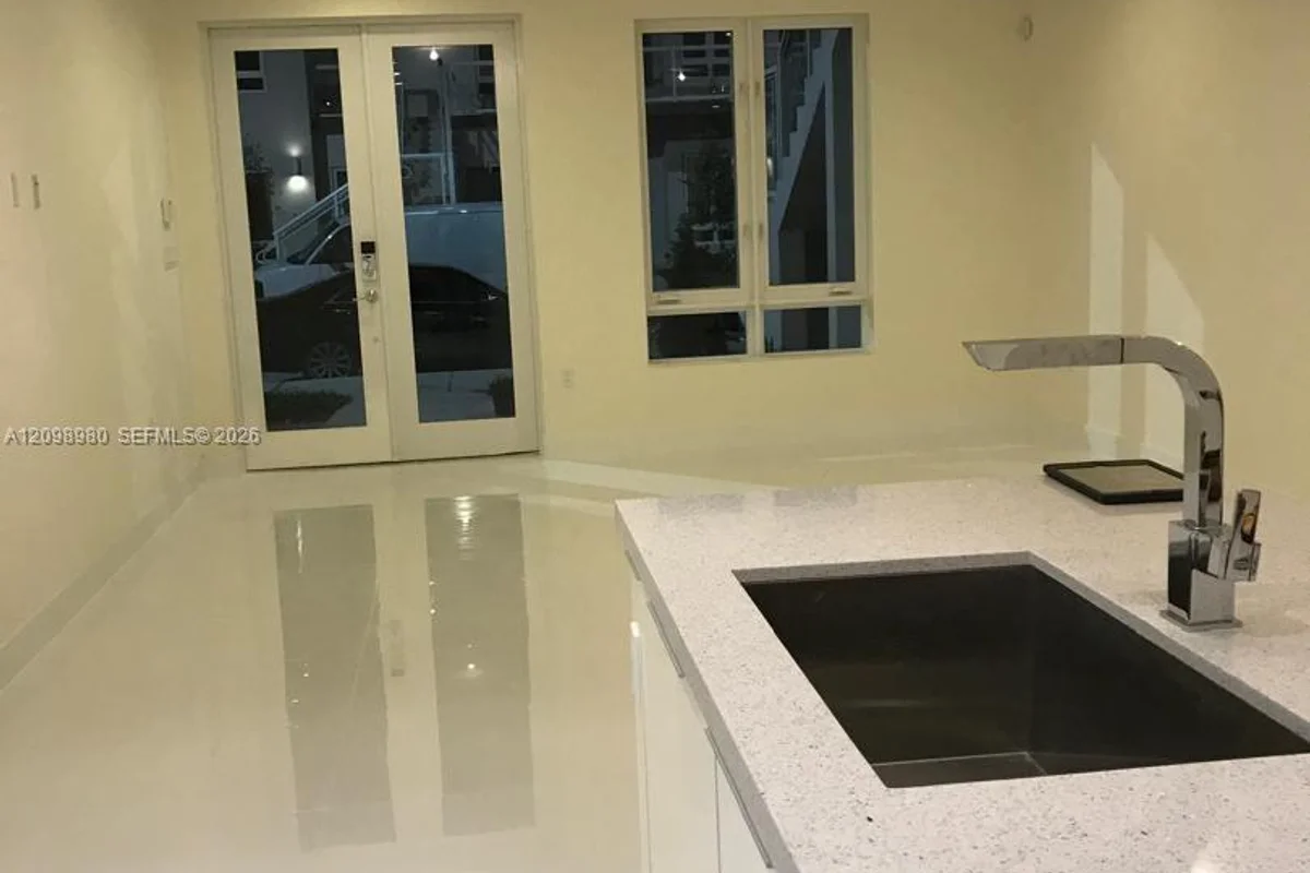 10220 NW 63rd Ter #109, Doral: photo 1 of 11