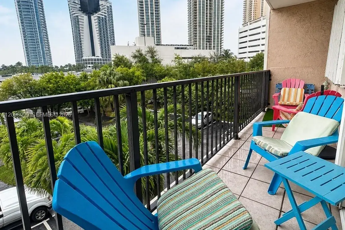 201 180th Dr #202, Sunny Isles Beach: photo 1 of 9