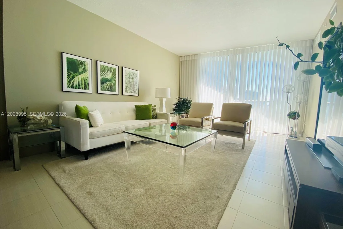 185 SW 7th St #1702, Miami: photo 1 of 19