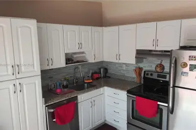 7812 Pembroke Rd, Miramar: photo 1 of 25