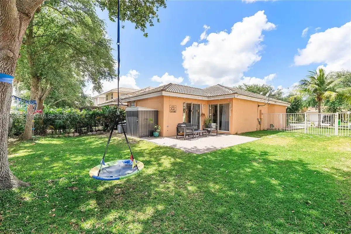 9292 NW 54th St, Sunrise: photo 1 of 16