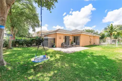 9292 NW 54th St, Sunrise: photo 1 of 16