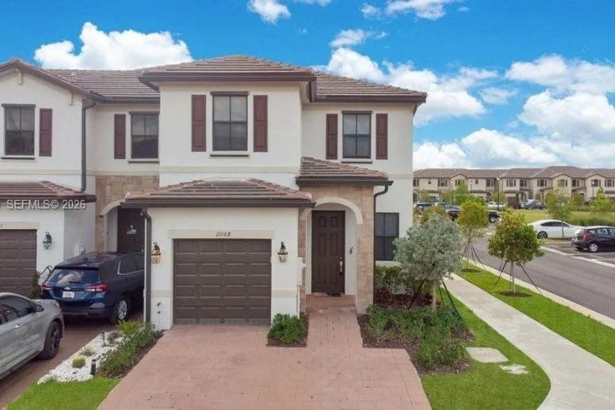 11068 W 33rd Ct, Hialeah: photo 1 of 47