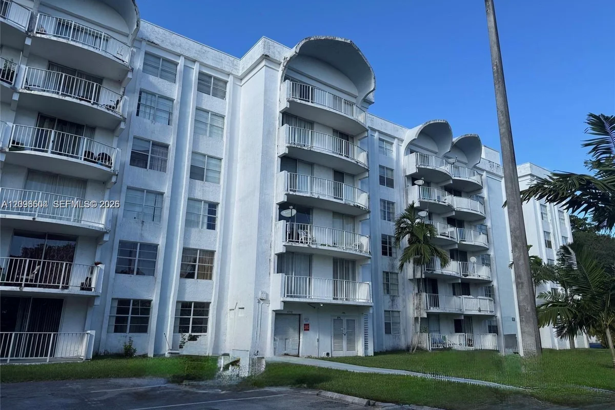 494 NW 165th St Rd #C-305, Miami: photo 1 of 5