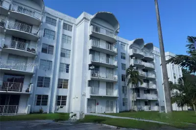 494 NW 165th St Rd #C-305, Miami: photo 1 of 5