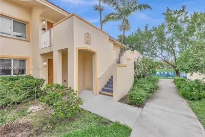 6245 SW 47th Manor #203, Davie: photo 1 of 24