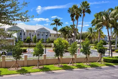 10711 NW 75th Ln, Doral: photo 1 of 26