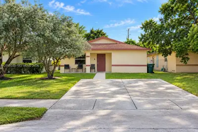 211 NE 35th St, Oakland Park: photo 1 of 23