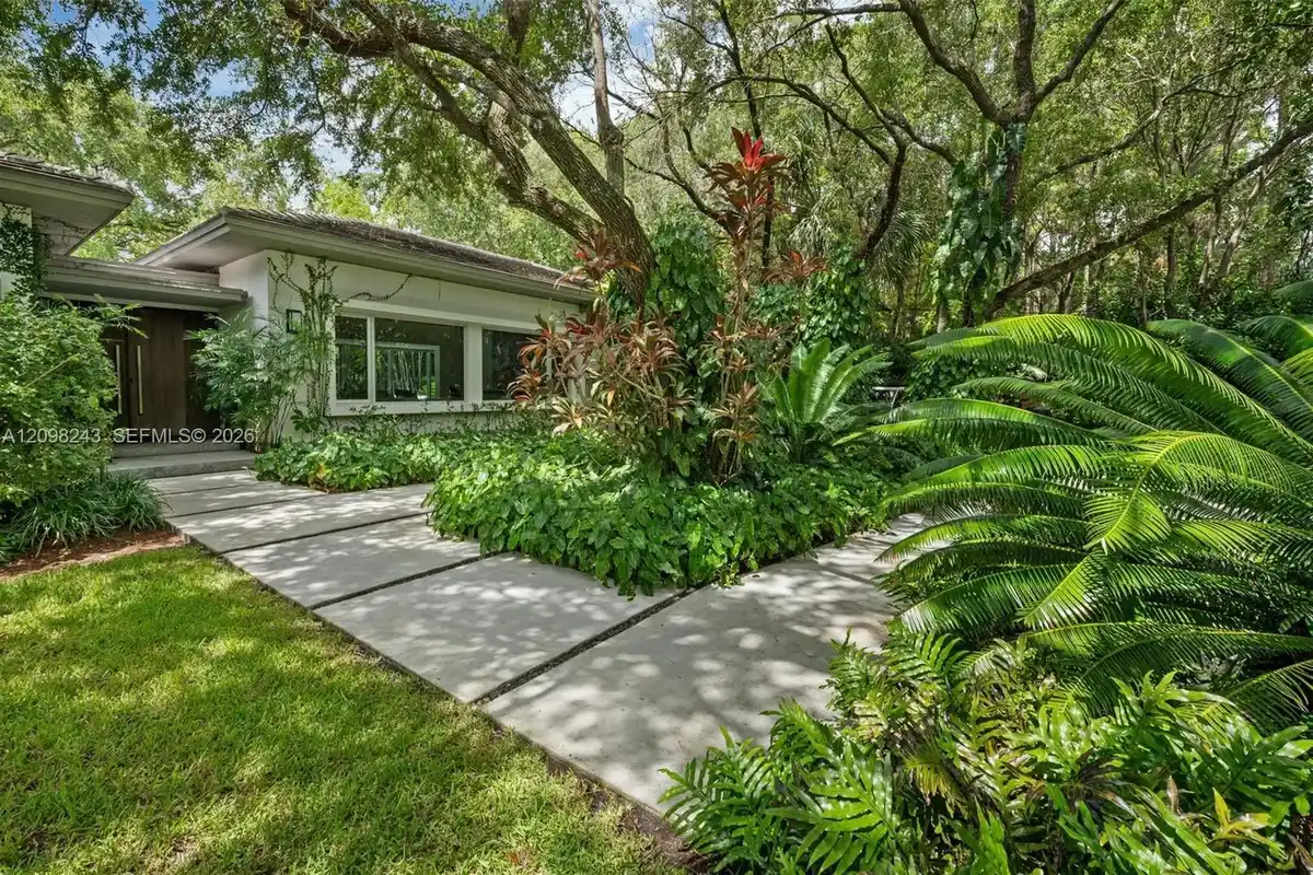 6080 SW 102nd St, Pinecrest: photo 1 of 52