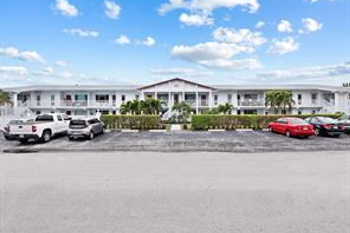 1401 SE 7th Ave #9, Pompano Beach: photo 1 of 15
