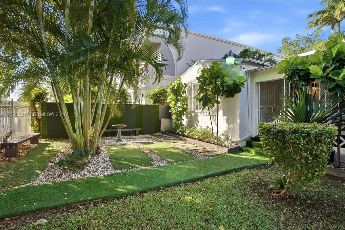 3318 NW 19th Ave, Miami: photo 1 of 12