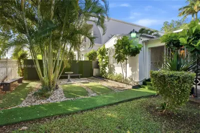 3318 NW 19th Ave, Miami: photo 1 of 12