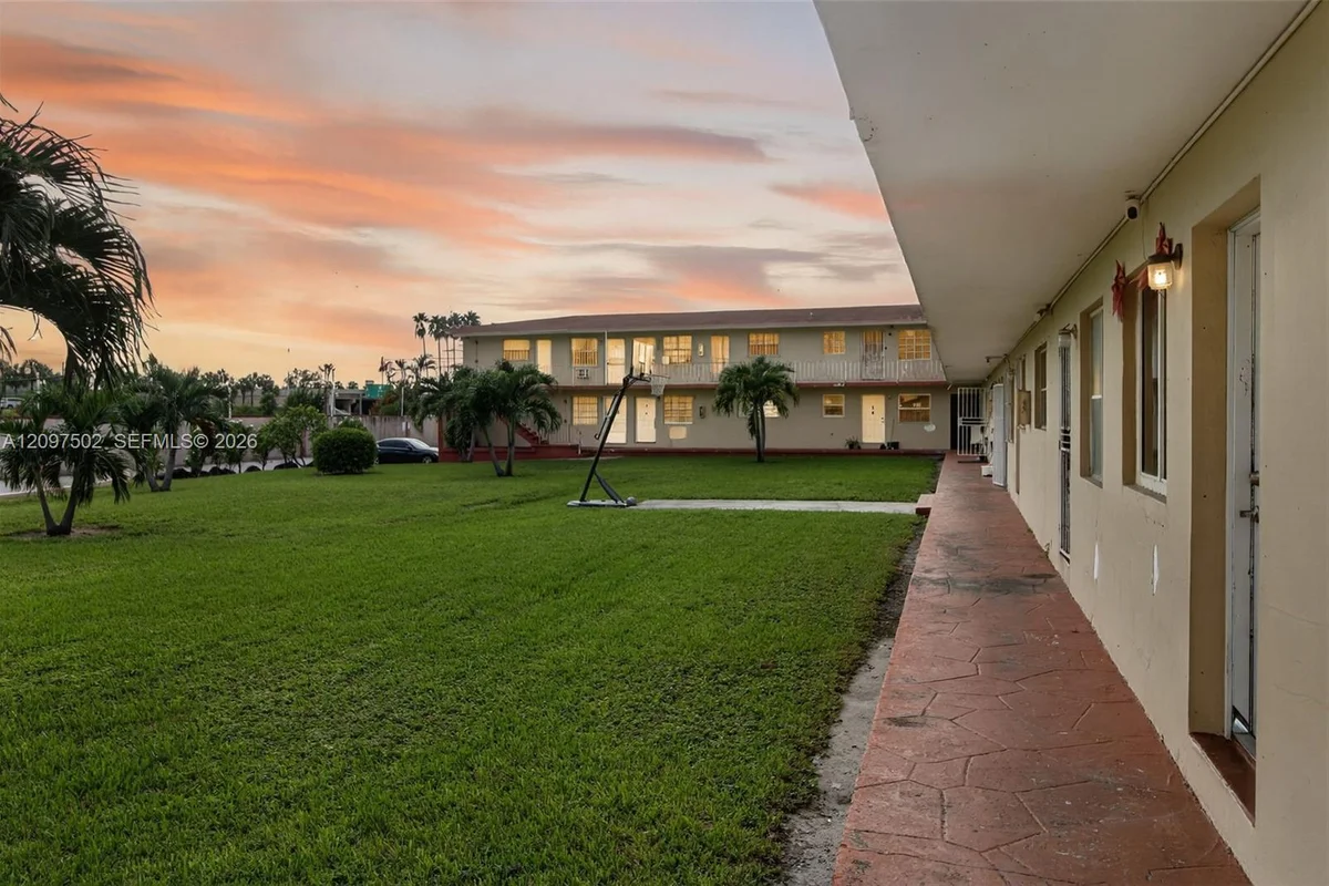 2551 NW 13th St #10, Miami: photo 1 of 22