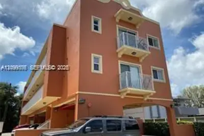 1638 SW 3rd St #302, Miami: photo 1 of 9