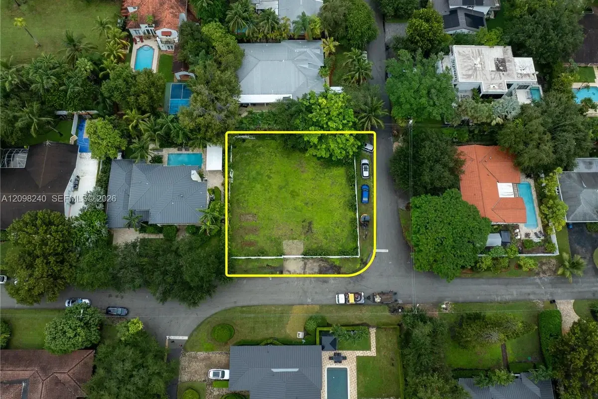 6001 SW 82nd St, South Miami: photo 1 of 3