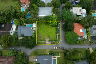 6001 SW 82nd St, South Miami: photo 1 of 3