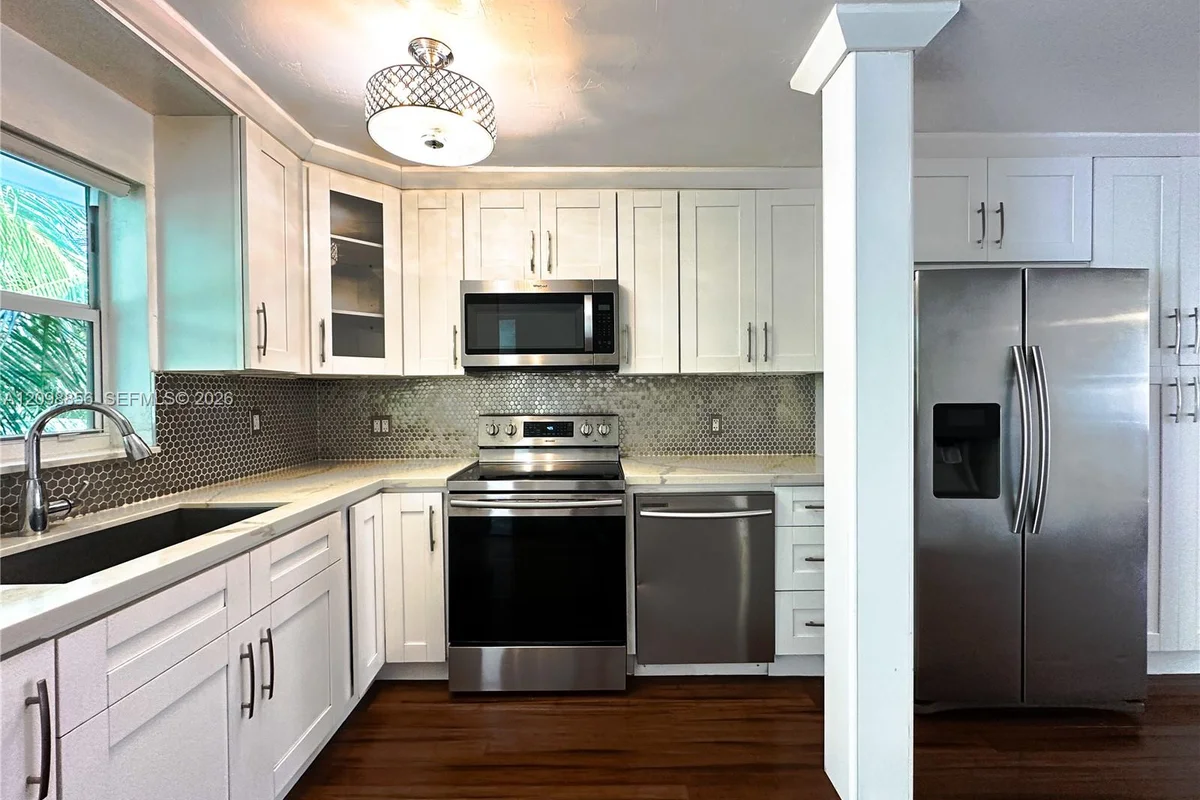 61 Collins Ave #404, Miami Beach: photo 1 of 10