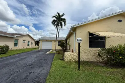 7240 Pineforest Cir, Lake Worth: photo 1 of 22