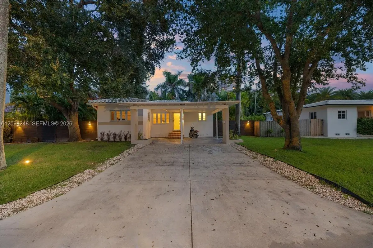 830 NE 72nd St, Miami: photo 1 of 18